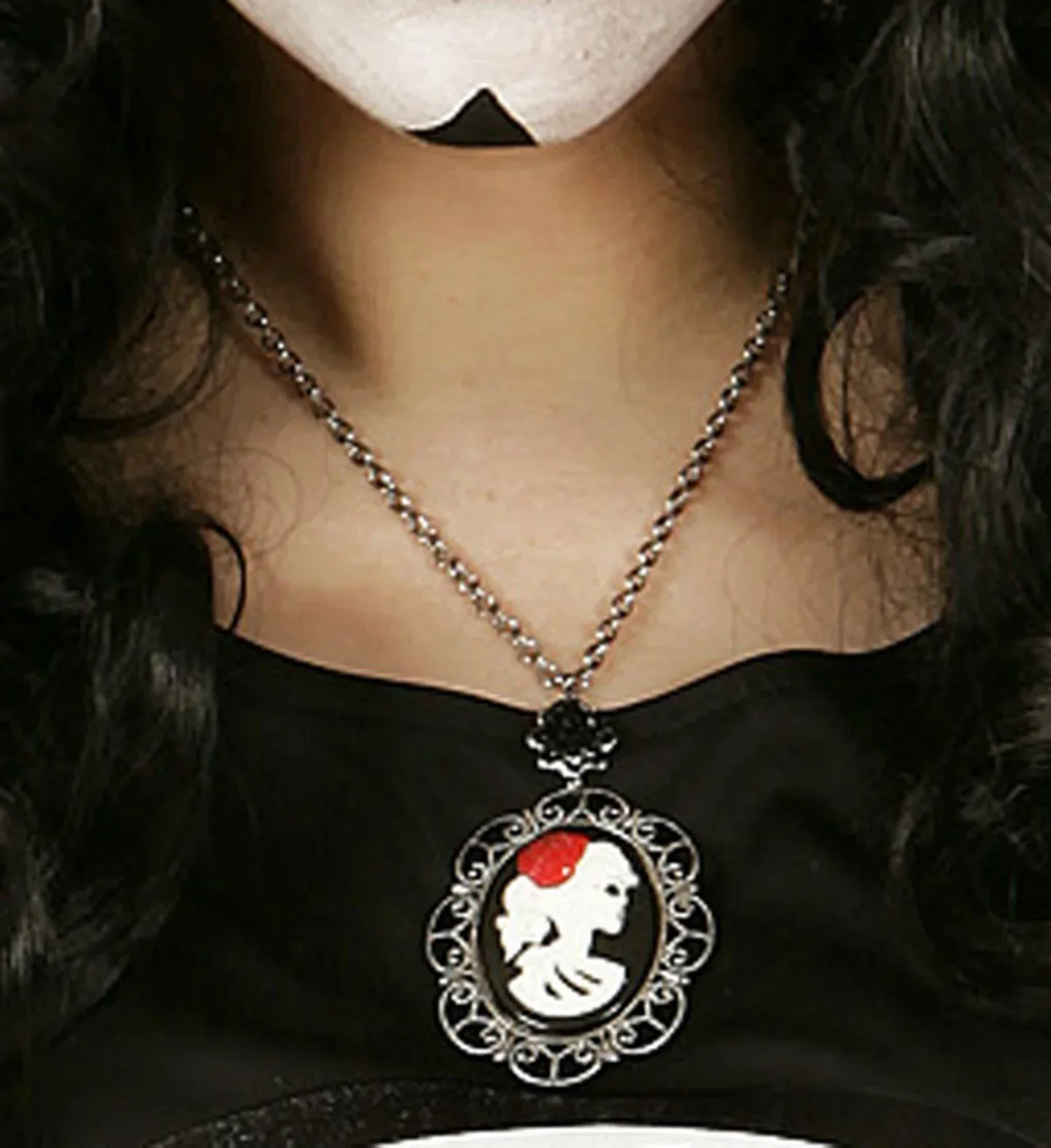 Collar con Camafeo de Esqueleto - Image 2