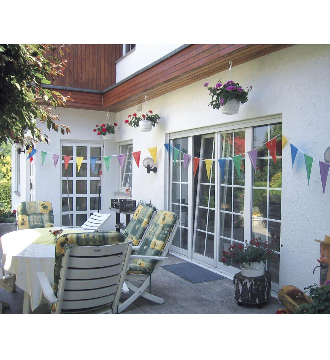 Guirnalda con Banderines de Colores para Exterior - Image 2